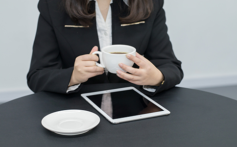 領(lǐng)取營(yíng)業(yè)執(zhí)照后，需帶上營(yíng)業(yè)執(zhí)照原件和法人代表身份證原件到特定單位印刻辦理備案。